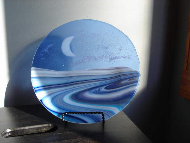 Eine sehr zarte durchscheinende Tortenplatte mit faszinierenden Flecken aus Buntglas in Blautönen