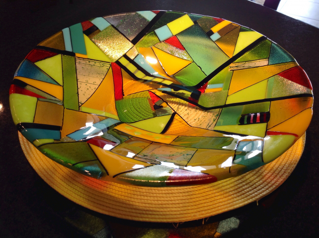 Ungewöhnliche Tortenplatte aus Glas mit originellem geometrischem Muster