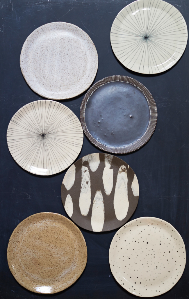 Ein originelles Set keramischer Tortenplatten mit verschiedenen Mustern