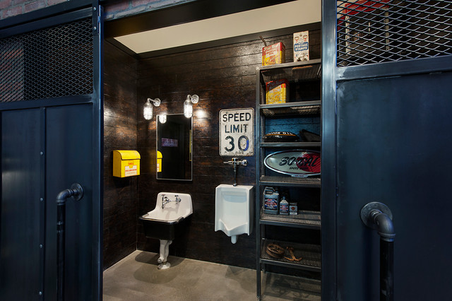 Fayence-Urinal in Standardform in einem Industriebad