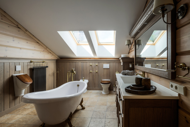 Wand-Urinal mit Holzdeckel im Landhausstil