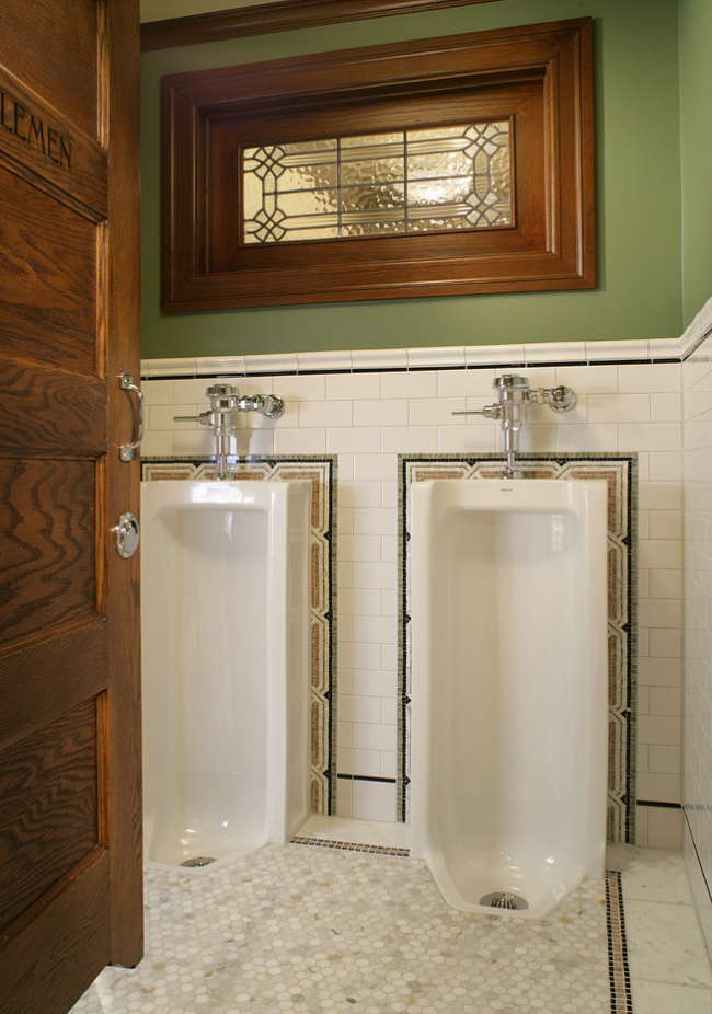 Bodenstehende Urinale werden häufig in öffentlichen Räumen installiert, können jedoch eine praktische Lösung für Häuser sein, in denen häufig Gäste untergebracht sind.