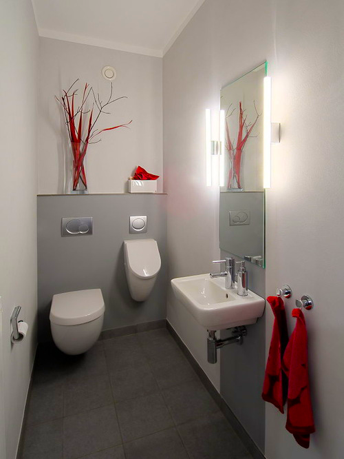 Halbautomatisches Urinal im Badezimmer