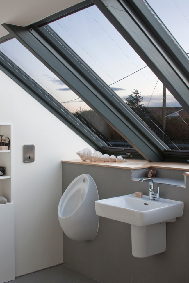 Die Konstruktionsmerkmale des automatischen Urinals ermöglichen eine Aufstellung auch am Fenster