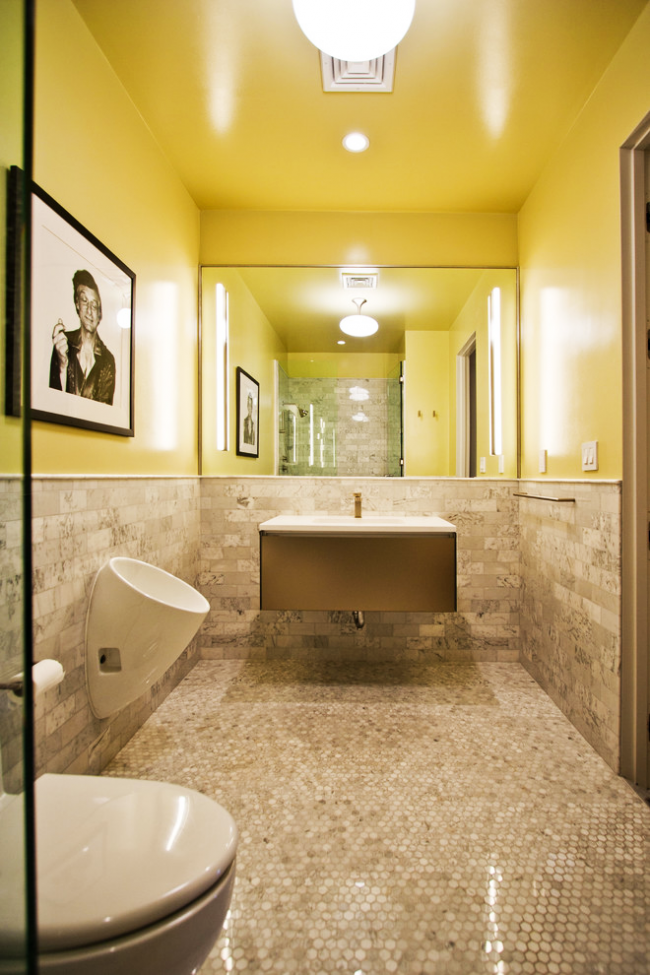 Lakonische Version des Urinals: Wandhalterung, Spülsensor, verdecktes Anschlusssystem