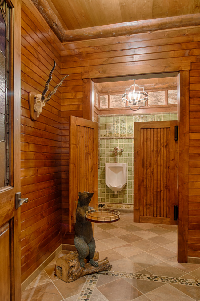 Urinal im Inneren eines Hauses im rustikalen Stil
