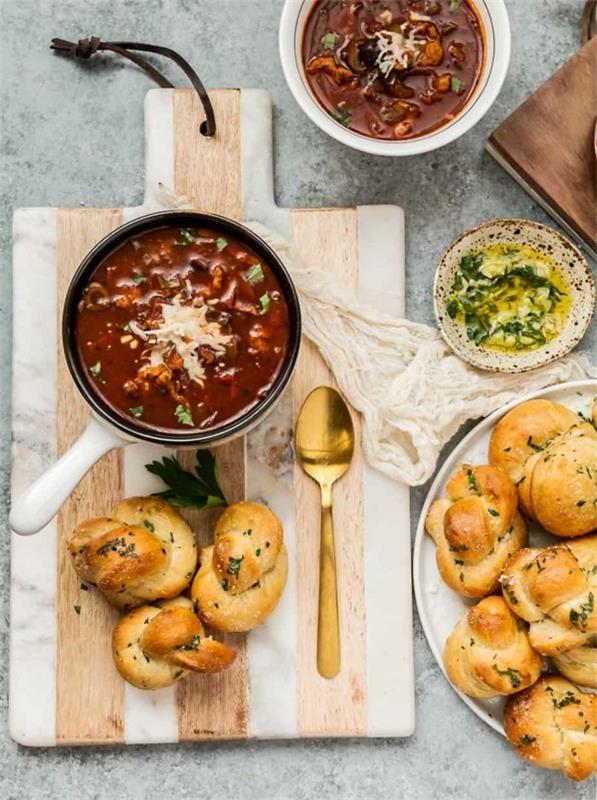 Servir la soupe à pizza avec des petits pains