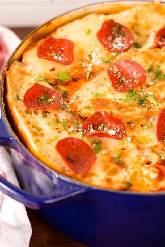 Soupe de pizza avec pâte au beurre et tomates