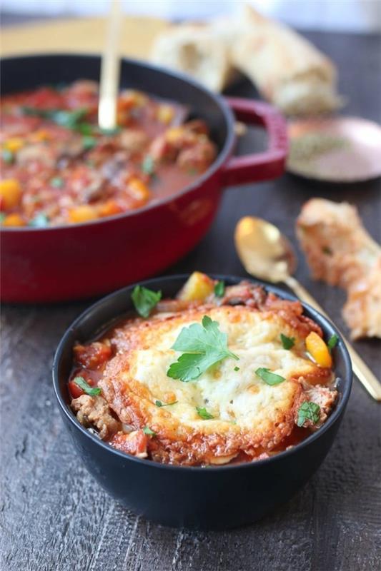 soupe de pizza avec de la viande et du parmesan