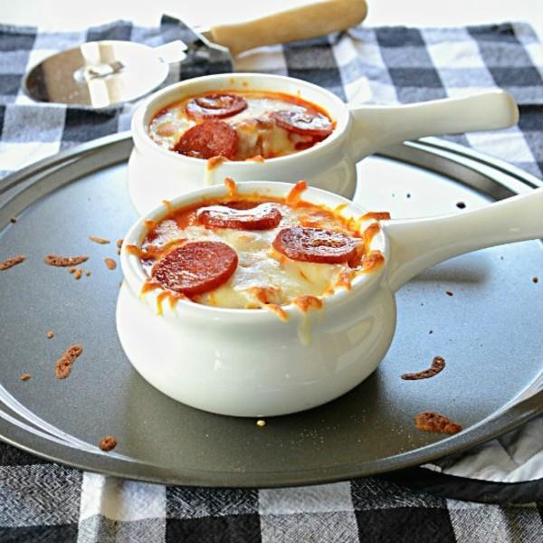 Préparer une soupe à pizza avec du fromage et du salami