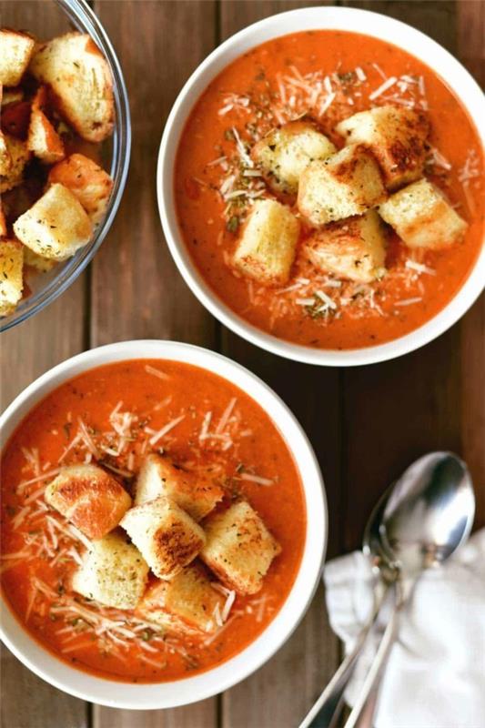 soupe de pizza avec sauce tomate et croûtons