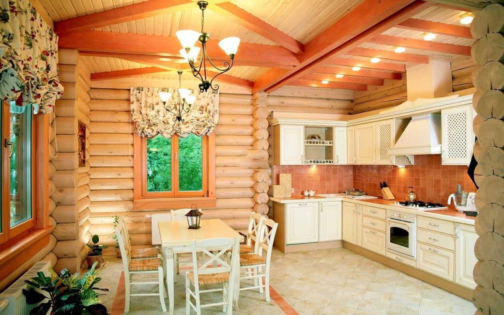 Eine Küche im russischen Stil ist ohne Holz nicht vollständig