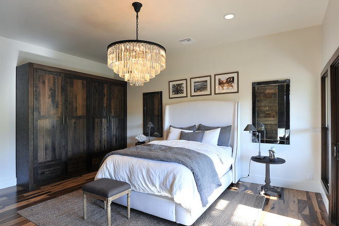 Der Swing-Kleiderschrank im Schlafzimmer aus Holz mit komplexer Farbe und Textur verleiht eine besondere Atmosphäre