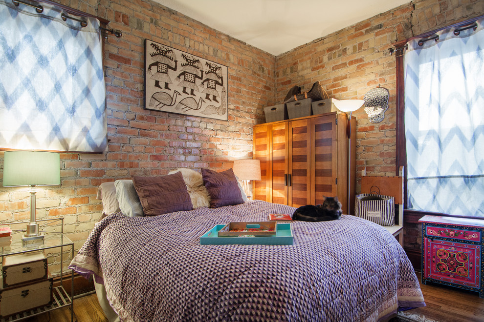 Ein Kleiderschrank mit zwei Holzarten ist eine großartige Ergänzung für ein Schlafzimmer im Loft-Stil