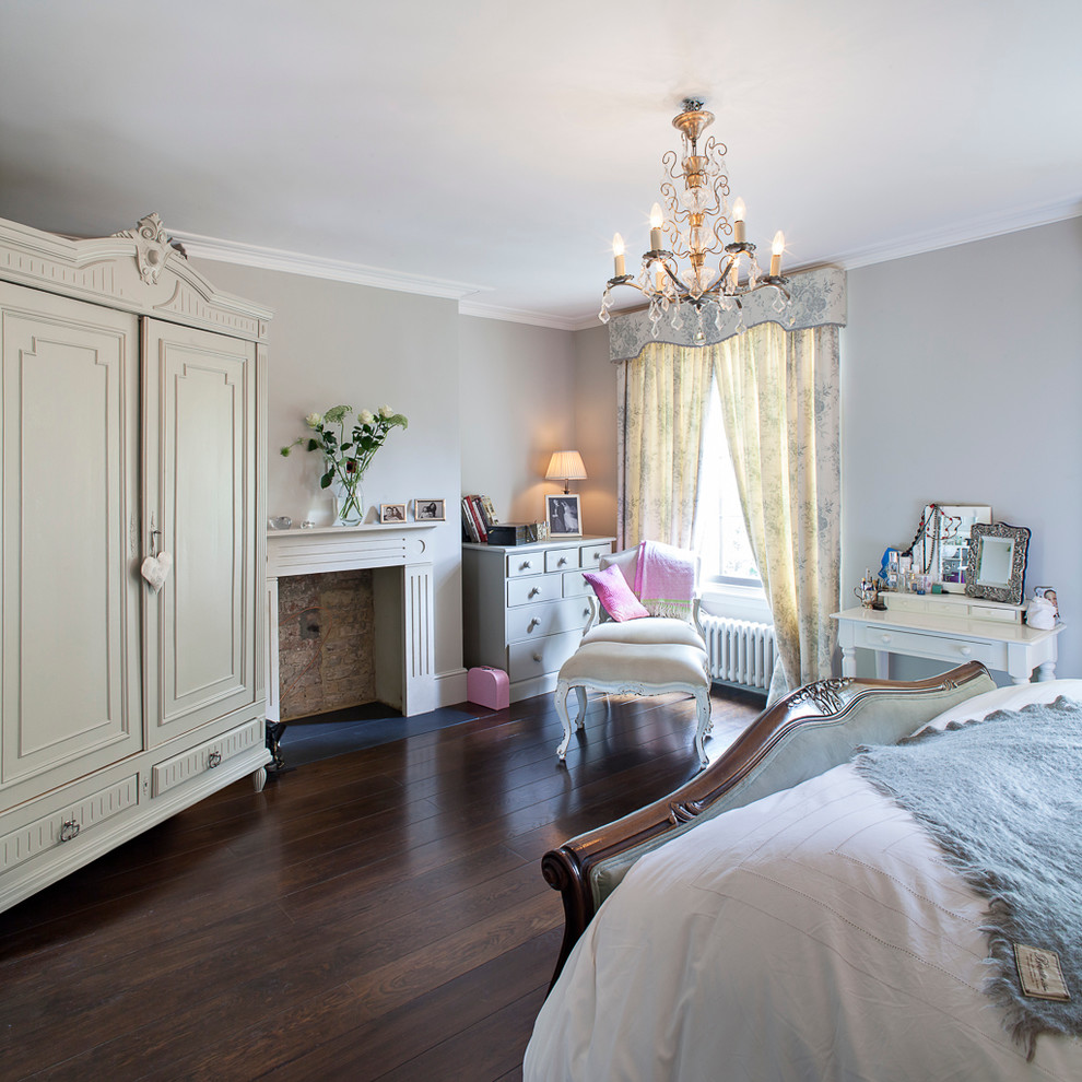 Ein Kleiderschrank ist ein wesentlicher Bestandteil des Interieurs eines klassischen Schlafzimmers