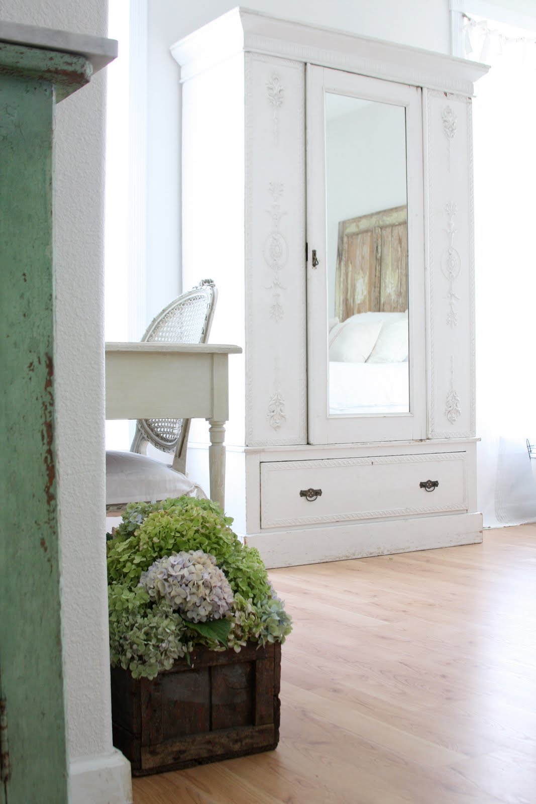Ein kleiner Kleiderschrank im Provence-Stil unterstreicht die Zartheit und Leichtigkeit Ihres Schlafzimmers