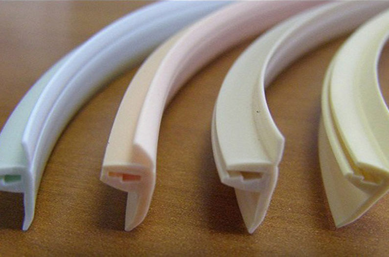 Arten von Sockelleisten für Spanndecken - Elastische Leisten