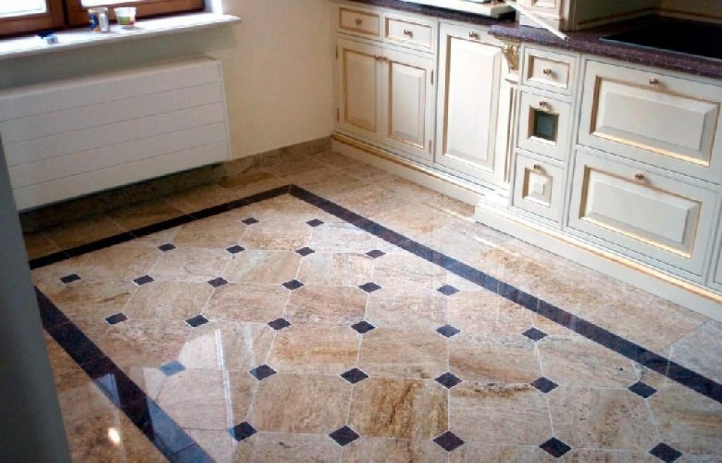 Gemusterte Bodenfliesen verleihen Ihrem Küchenboden Charme und Stil.