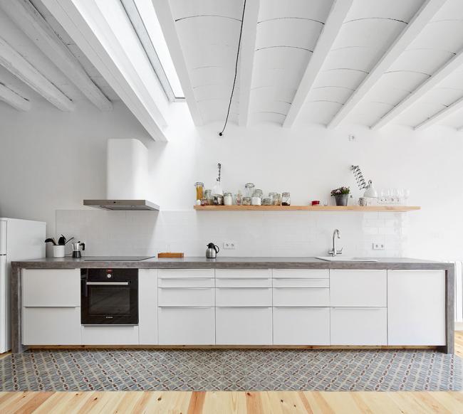 Interiér kuchyně v bílé barvě
