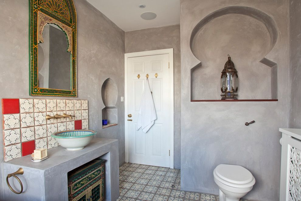 Красиви марокански плочки над умивалника и на пода в просторната баня