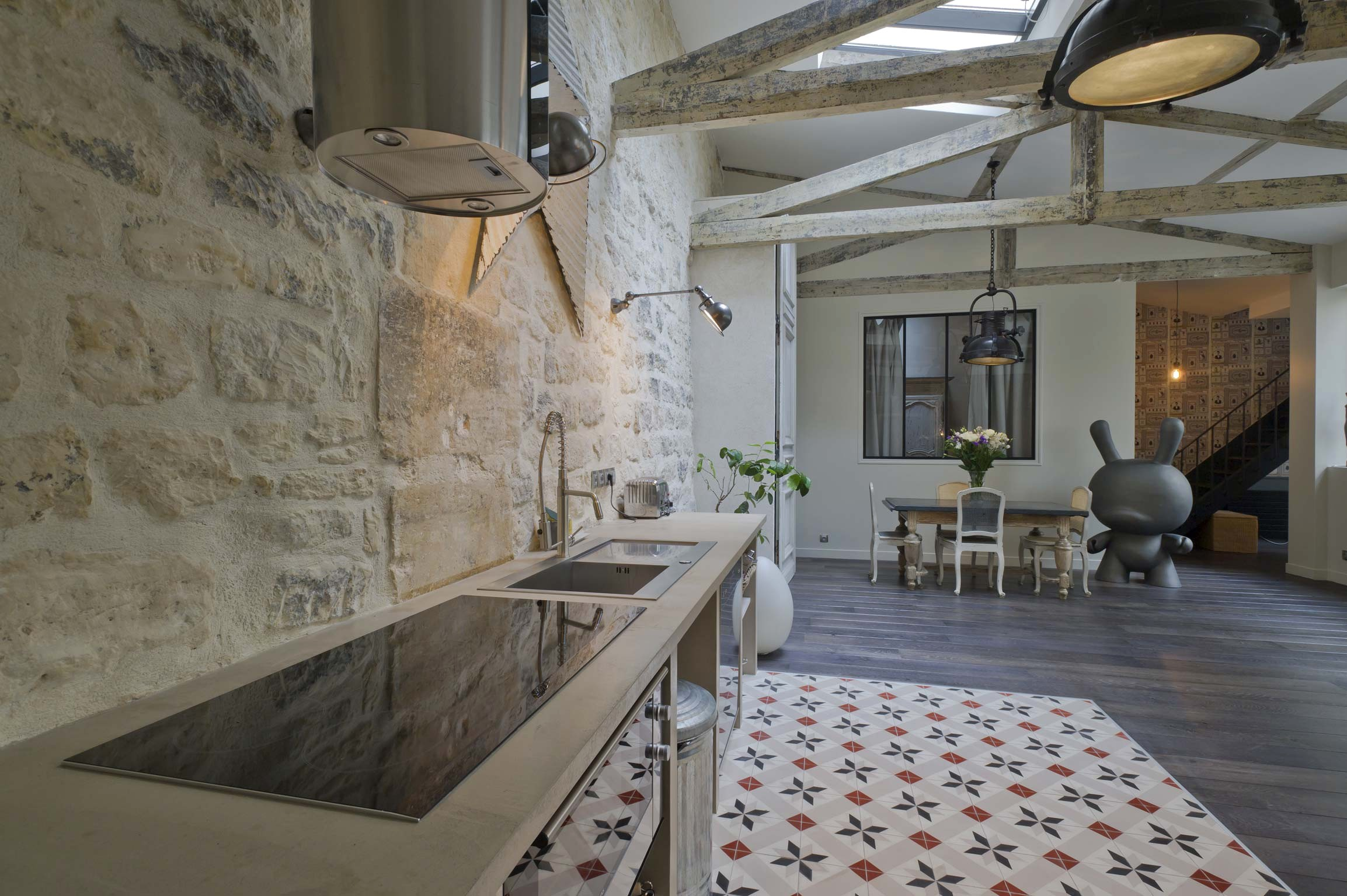 Кухня-студио в средиземноморски стил с марокански плочки на пода