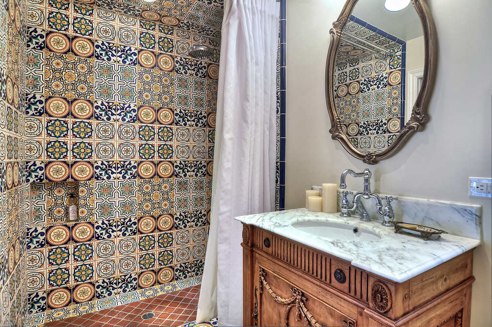 Многоцветните марокански плочки ще украсят красиво стената в банята