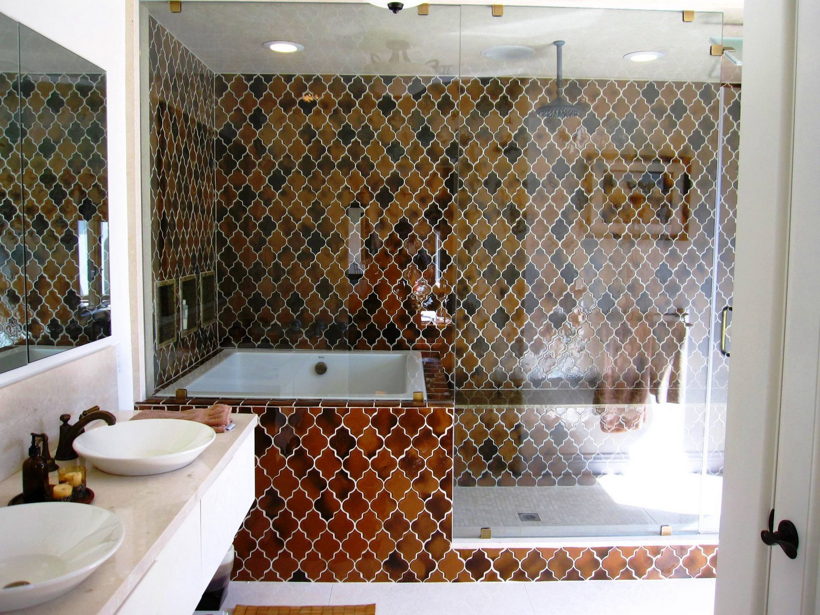 Бяла и кафява комбинация в баня в марокански стил