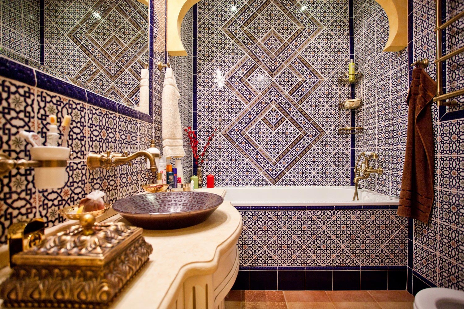 Баня с керамични плочки в марокански стил