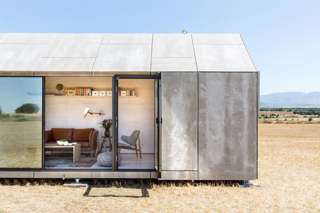 Moderní mobilní dům s plochými břidlicovými stěnami a střechou