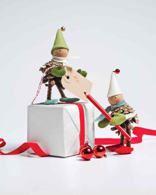 Помощниците на Дядо Коледа могат да бъдат поставени до подаръци
