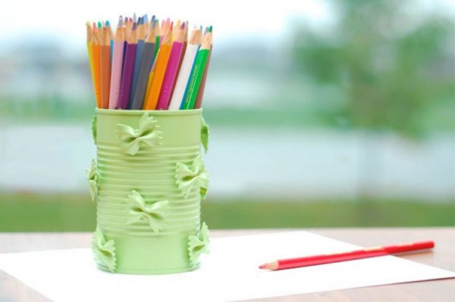 Ein Glas für Bleistifte und Kugelschreiber, verziert mit Nudeln in Form von Schleifen
