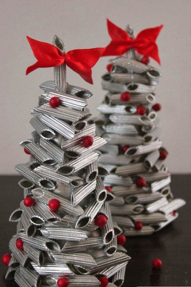 Der stilvolle silberne Weihnachtsbaum wird sowohl Wohn- als auch Büroräume schmücken