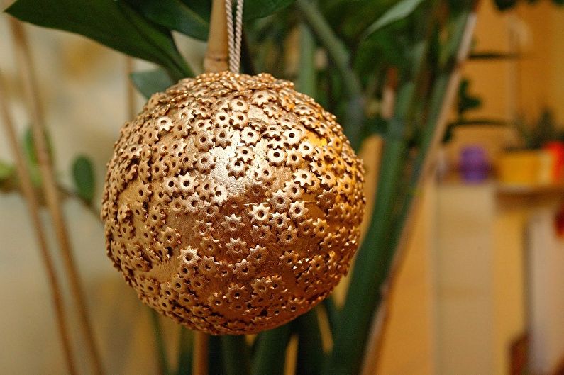 DIY vánoční těstoviny - těstovinová koule na vánočním stromku