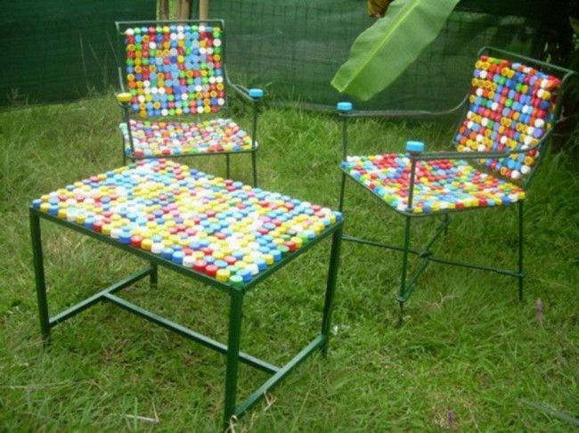 Можете напълно да асфалтирате масата и столовете в градината с пластмасови тапи по същия начин, ако желаете, с мозайки или хаотично