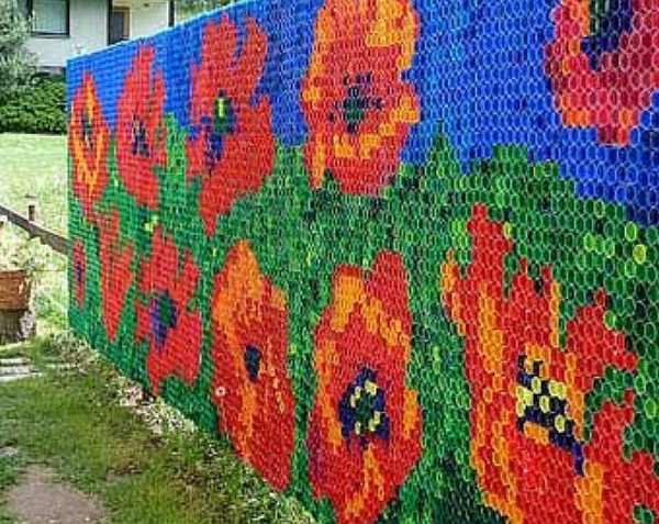 Красиво пано с червени макове на селската ограда