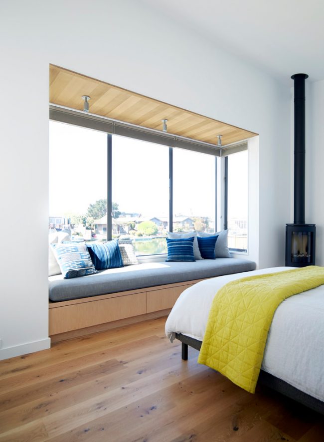 Перваза на дивана може да бъде оборудван на малък балкон, комбиниран с хола