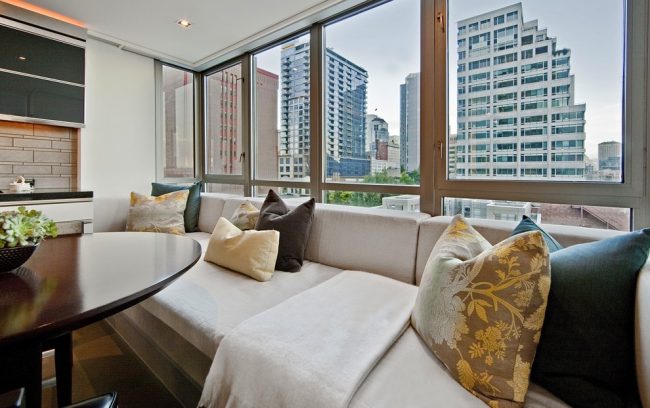 Праг-диван в дизайна на лоджията на апартамента на висока сграда