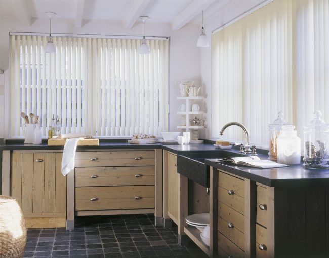 Плот за перваза на прозореца в стаята: атмосферна кухня с дървена кухненска част и много удобна за използване перваза на прозореца