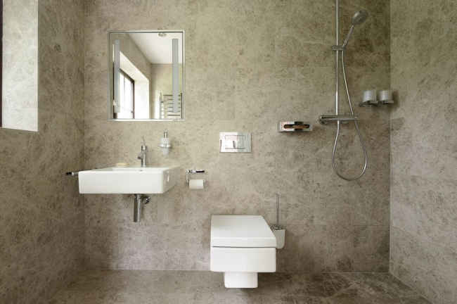 Wände und Böden im Badezimmer in Kombination mit einer Toilette marmoriert