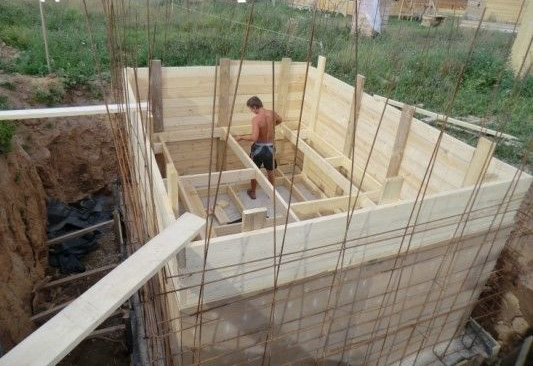 Фиг. 11. Монтаж на кофраж за изливане на стените на избата