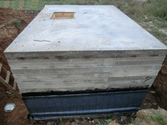 Ориз. 11. Хидроизолация на стените на мазето с помощта на битумна мастика и ролкови материали