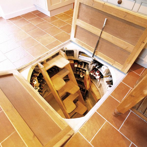 Изба, разположена под кухненския под, е много удобна конструкция