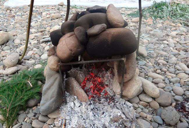 Herd für eine Feldsauna mit Metallrahmen aus Beschlägen