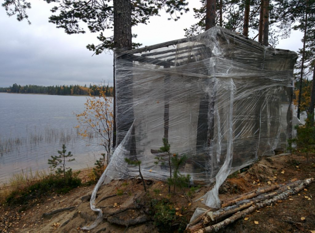 Die einfachste Lösung für den Bau einer Campingsauna ist Wachstuch, das über gehämmerte Stämme gespannt wird