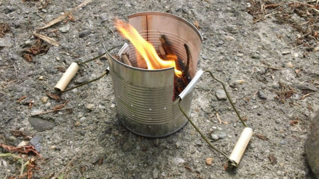 Ein alter Metalleimer kann verwendet werden, um ein Lagerfeuer zu machen