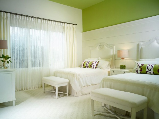Спалнята със зелен таван на водна основа изглежда страхотно