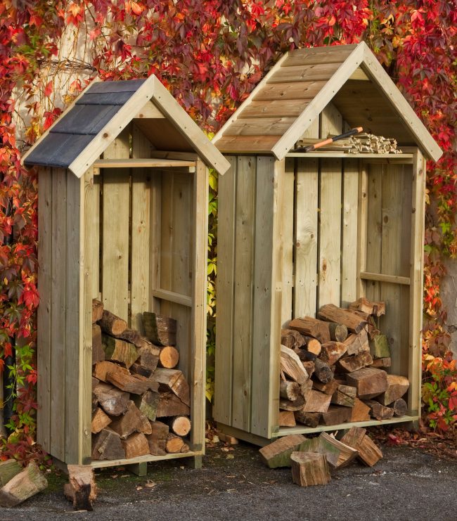 Ein Holzstapel für Brennholz in Ihrem Garten kann trotz seiner Einfachheit und Unkompliziertheit zum Hauptelement der Einrichtung werden.