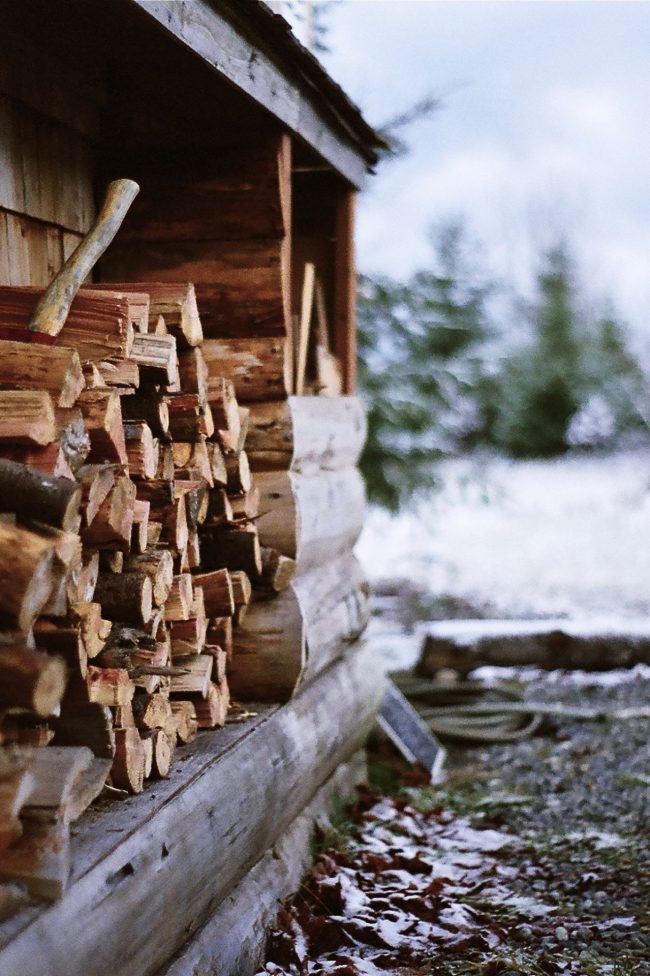 Sie können einen gewöhnlichen kleinen Schuppen zur Lagerung von Brennholz ausstatten, in dem Sie alle Ihre Holzvorräte bequem lagern können Sie können einen normalen kleinen Schuppen zur Lagerung von Brennholz ausstatten, in dem Sie alle Ihre Holzvorräte bequem lagern können