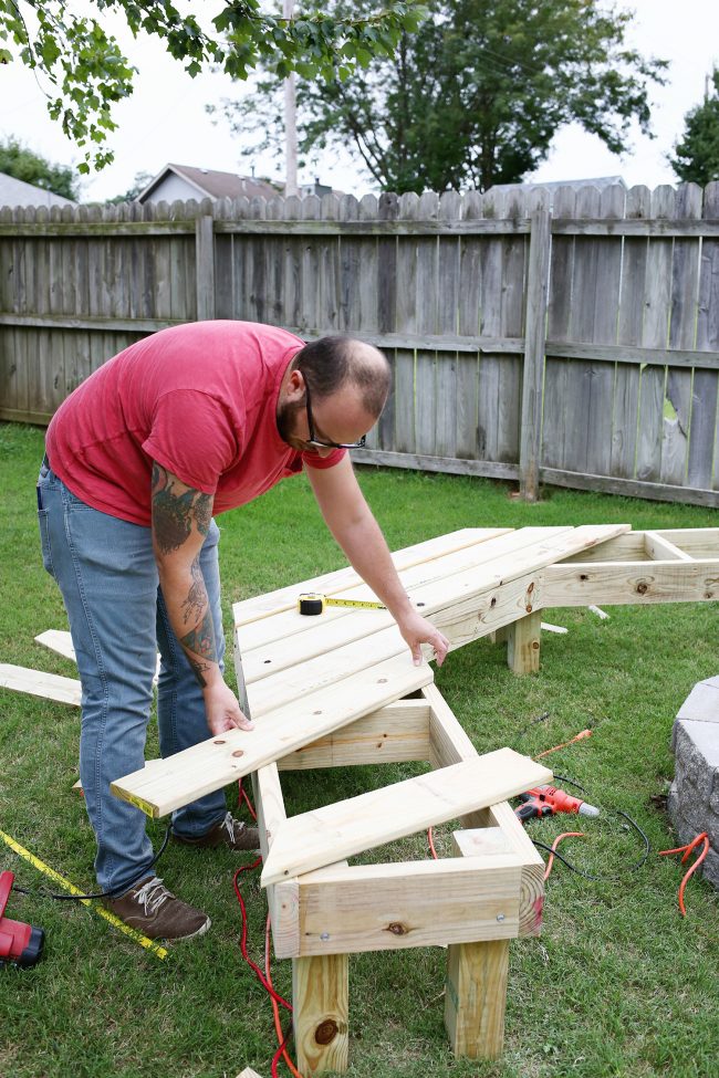 Wenn Sie Holzstapel für Brennholz herstellen, können Sie sich eine Struktur mit einer nicht standardmäßigen Form ausdenken und bauen