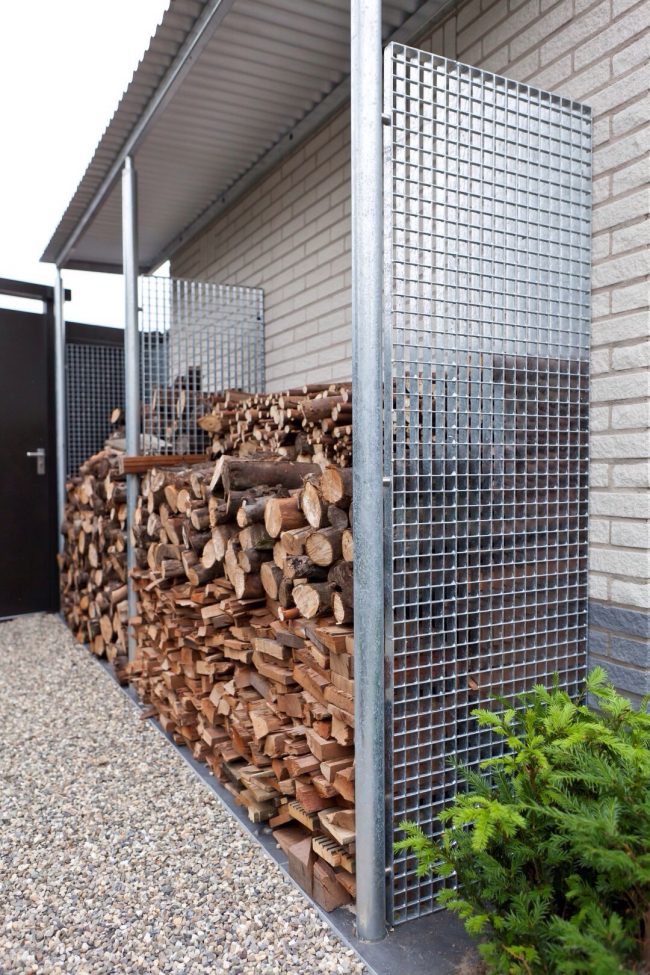 Ein kleiner Schuppen zum Lagern von Brennholz, direkt vor dem Haus an der frischen Luft gelegen